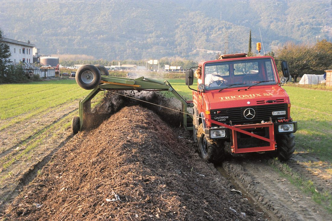 Retourneur de compost pour tracteur PTR2500 - Ligne de compost
